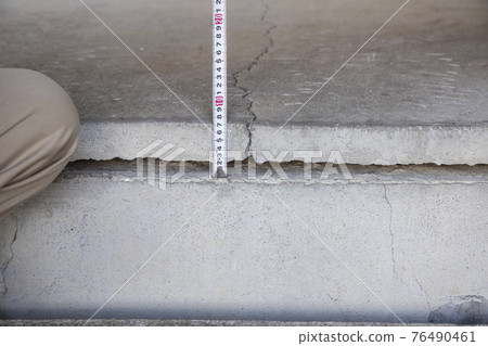 Measurement of large-scale cracks in building foundations Measurement of large-scale cracks in building foundations 76490461