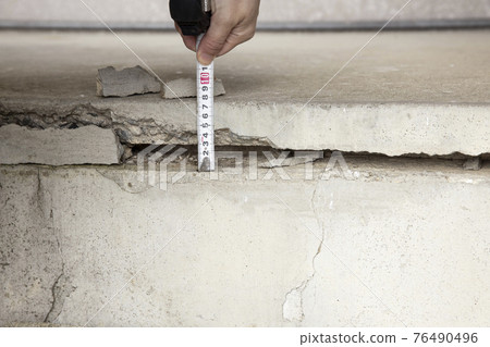 Measurement of large-scale cracks in building foundations 76490496