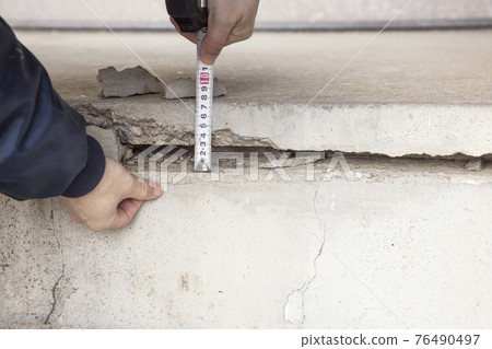 Measurement of large-scale cracks in building foundations Measurement of large-scale cracks in building foundations 76490497