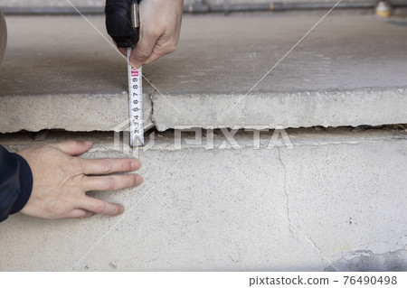 Measurement of large-scale cracks in building foundations 76490498