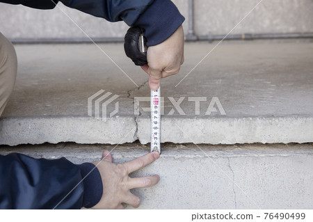 Measurement of large-scale cracks in building foundations 76490499