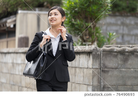 走在小巷裡的女商人（通勤/銷售） 76490693