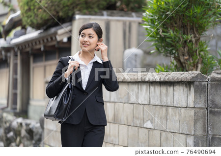 走在小巷裡的女商人(通勤/銷售) 走在小巷裡的女商人(通勤/銷售) 76490694