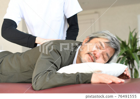 接受手法按摩的白髮老人 76491555