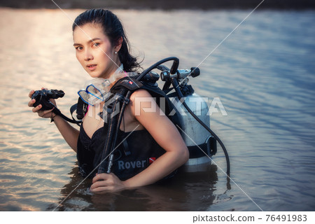 Sexy Female scuba diver in full equipment Sexy Female scuba diver in full equipment 76491983