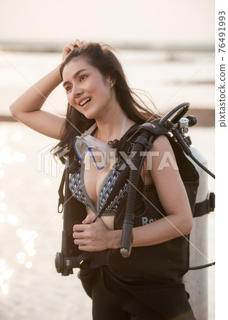Sexy Female scuba diver in full equipment Sexy Female scuba diver in full equipment 76491993