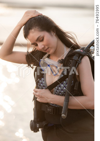 Sexy Female scuba diver in full equipment Sexy Female scuba diver in full equipment 76491995