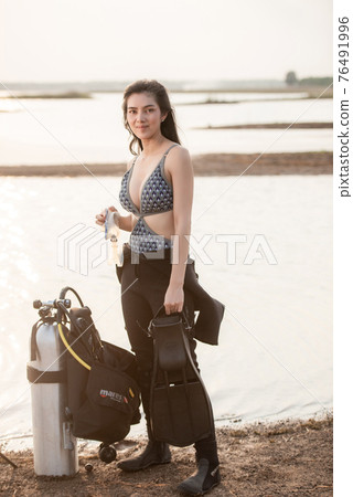 Sexy Female scuba diver in full equipment Sexy Female scuba diver in full equipment 76491996
