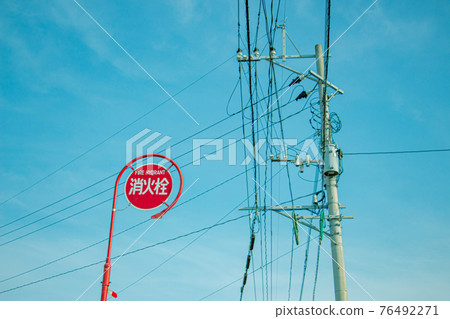 懷舊的城市景觀：藍天、電線桿和消防栓 76492271