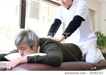 做按摩的操縱人 做按摩的操縱人 76492351