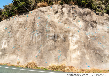 Cracks in the retaining wall of the cliff 76492552