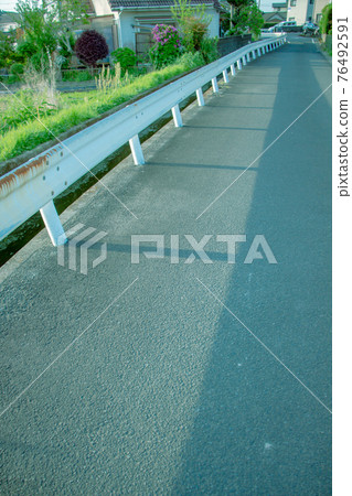 懷舊的城市景觀灌溉渠和護欄 76492591