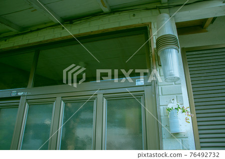 The entrance to a nostalgic Japanese house 76492732
