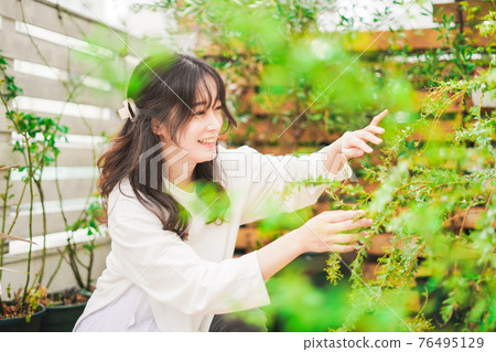 在家園藝的年輕女人 76495129