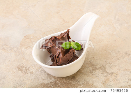 Chocolate spread with nazelnut 76495436