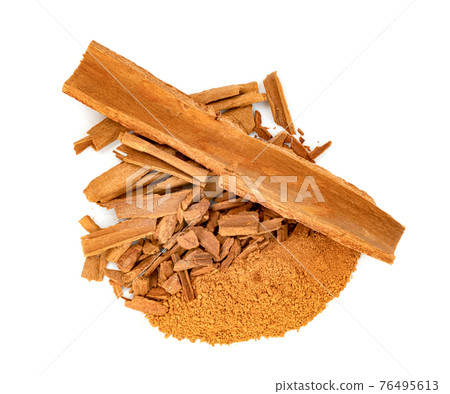 cinnamon sticks and powder isolated on white background 76495613