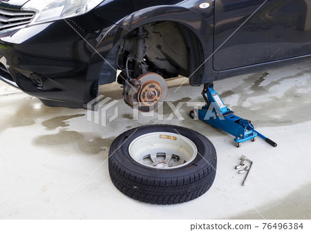 Car tire change in the garage 76496384