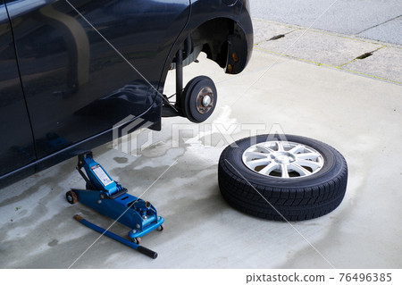 車庫裡的汽車輪胎更換 車庫裡的汽車輪胎更換 76496385