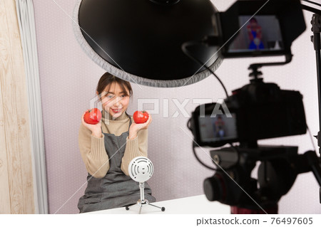 一個女人用單反相機拍攝視頻 一個女人用單反相機拍攝視頻 76497605