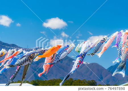 Carp streamer swimming in the sky [Nagano Prefecture] 76497898