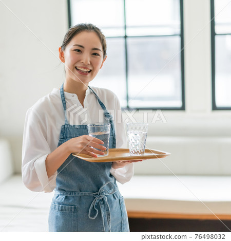 Cafe clerk Cafe clerk 76498032