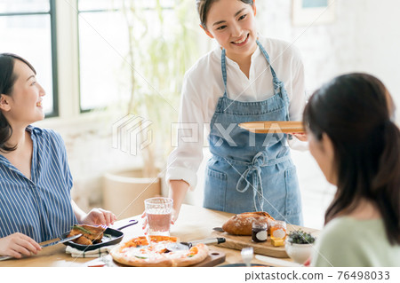 Restaurant female staff 76498033