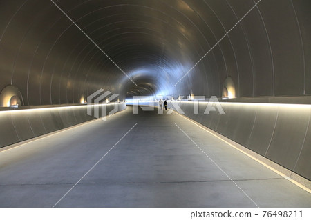 A mysterious tunnel like a different dimension 76498211