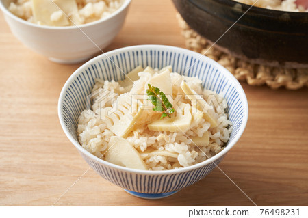 盛在碗中的竹筍飯 76498231