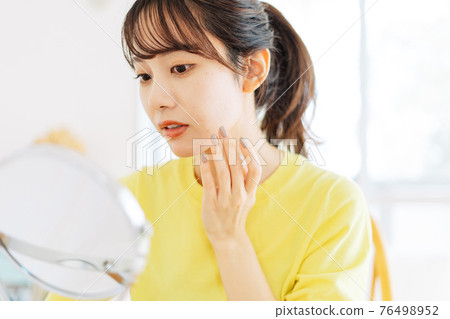 A woman who sees rough skin 76498952