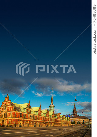 Old stock exchange building illuminated by sunrise in early morning, Copenhagen, Denmark, summer time, paste space Old stock exchange building illuminated by sunrise in early morning, Copenhagen, Denmark, summer time, paste space 76499399