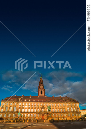 Christiansborg Palace illuminated by sunrise in early morning, Copenhagen, Denmark, summer time, paste space Christiansborg Palace illuminated by sunrise in early morning, Copenhagen, Denmark, summer time, paste space 76499401