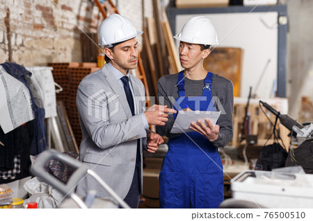 Designer explaining builder details Designer explaining builder details 76500510
