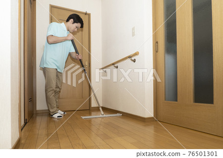 House cleaning man waxing the floor 76501301