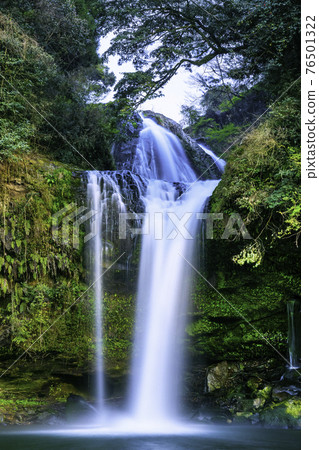 Jion Falls, a rare two-stage system (Hita City, Oita Prefecture) 76501322