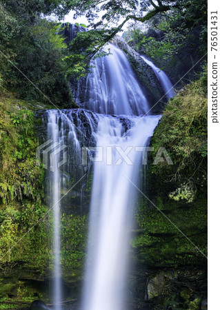 Jion Falls, a rare two-stage system (Hita City, Oita Prefecture) 76501431