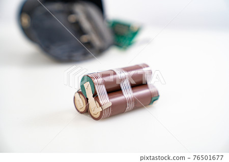 Replacing battery pack in screwdriver with new ones. Focus on battery assembly Replacing battery pack in screwdriver with new ones. Focus on battery assembly 76501677