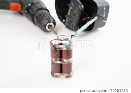 Replacing the battery pack in the screwdriver with new ones. battery assembly Replacing the battery pack in the screwdriver with new ones. battery assembly 76501753
