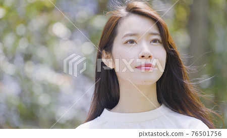 年輕女子在戶外抬頭 76501756