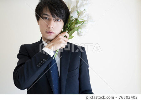 Portrait of a businessman with flowers 76502402