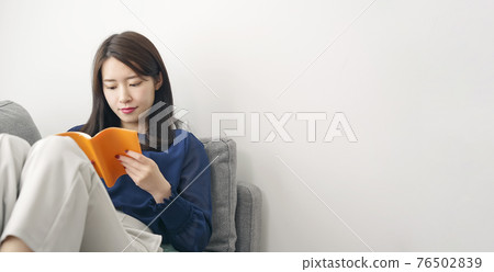 一個女人讀 76502839