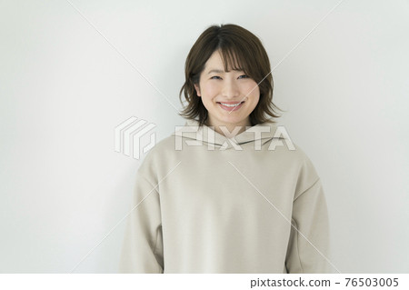 一個二十出頭的微笑女人的畫像 76503005