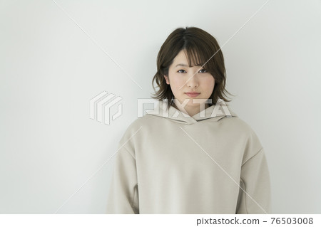 看著照相機的年輕女子肖像 看著照相機的年輕女子肖像 76503008