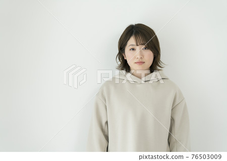 看著照相機的年輕女子肖像 看著照相機的年輕女子肖像 76503009