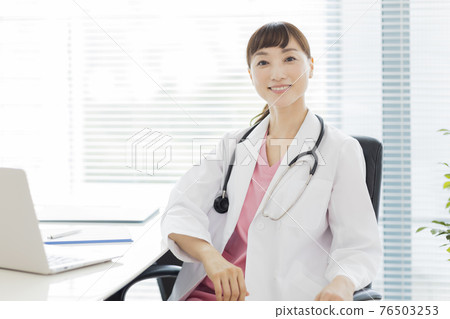 Female doctor Female doctor 76503253