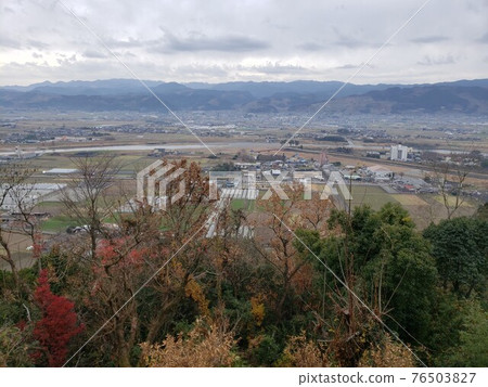 Countryside landscape. Countryside cityscape. Overlooking Harazuru Onsen, a hot spring town where you can feel Showa nostalgia. 76503827