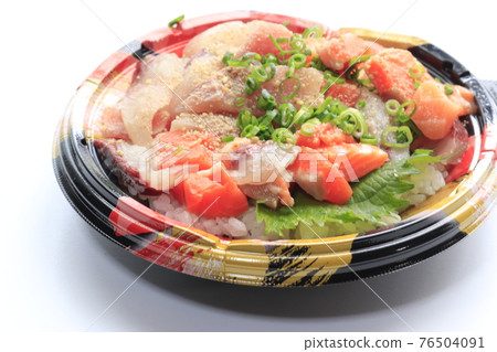It is called a seafood bowl with fresh sashimi on rice, and in Oita it is called Ryukyu bowl. 76504091