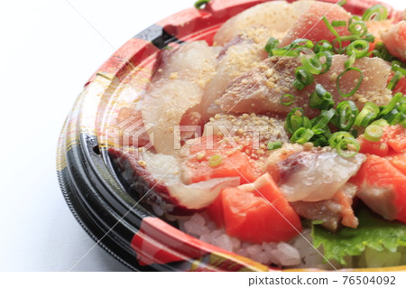 生魚片蓋在米飯上被稱為海鮮蓋飯，在大分被稱為琉球蓋飯。 76504092