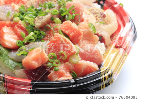 生魚片蓋在米飯上被稱為海鮮蓋飯，在大分被稱為琉球蓋飯。 76504093