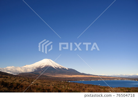 (Yamanashi Prefecture) Blue sky, Lake Yamanaka and Mt. Fuji (Yamanashi Prefecture) Blue sky, Lake Yamanaka and Mt. Fuji 76504718