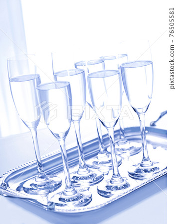 Champagne glass 76505581